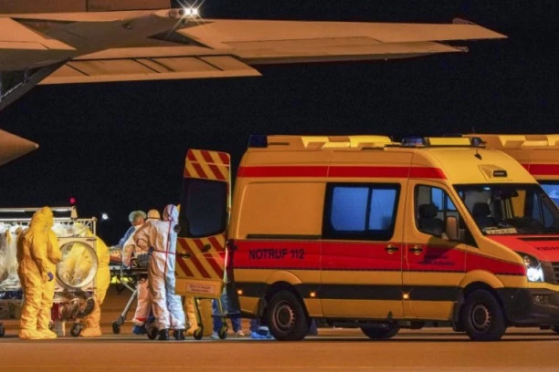 STRAVIČNA SAOBRAĆAJNA NESREĆA! Sanitet se zakucao u kamion, TRI OSOBE STRADALE