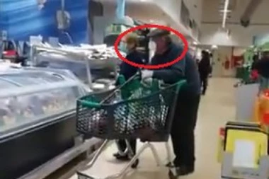 (VIDEO) Preodvratno! Umesto maske stavio OVO preko lica