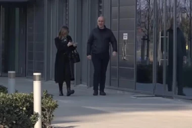 (FOTO) VIKI I TAŠKE UHVAĆENI NAPOLJU: Evo šta rade kad misle da ih niko ne vidi!