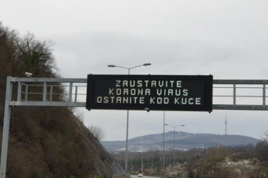 (FOTO) Osvanuli bilbordi upozorenja širom Srbije: Zaustavite koronavirus, ostanite kod kuće!