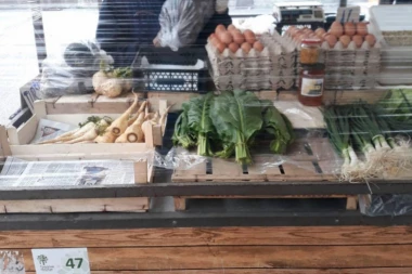 (FOTO, VIDEO) Zaštićeni kupci i prodavci: Pogledajte kako izgledaju pijace u Beogradu!