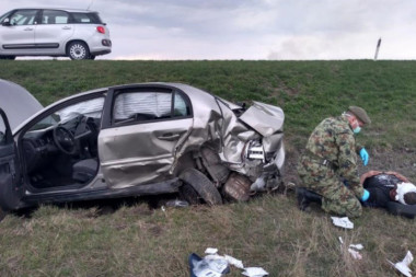 Pripadnici Vojske spasili život povređenom u saobraćajnoj nesreći