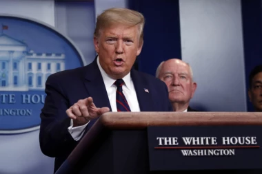 (VIDEO) OPALILA TRAMPOVA BAZUKA: Predsednik SAD potpisao zakon o pomoći Amerikancima vredan 2.200 milijardi dolara!