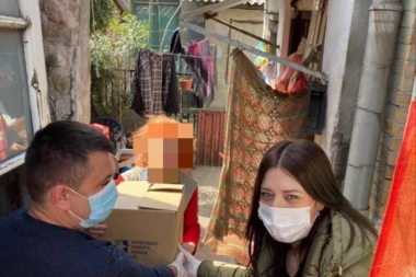 Predsednica opštine Savski venac Irena Vujović podelila pakete penzionerima!