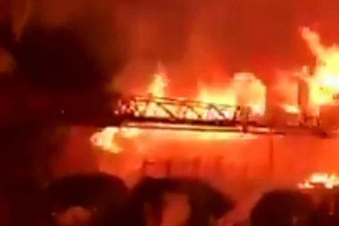 VATRA PROGUTALA STOVARIŠTE! Veliki požar u Zmajevu kod Vrbasa