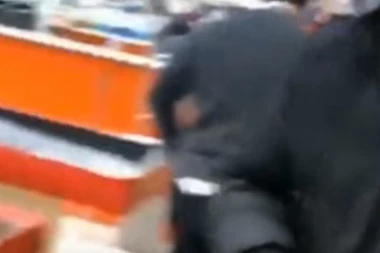 Ovo je KRAJ! Apokaliptične scene u Italiji: Umorni i gladni napadaju supermarkete!