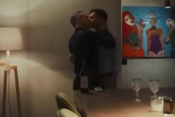 (FOTO) ŠOKANTNO! Naš poznati glumac se LJUBI sa muškarcem! Procurile fotke o kojima će se dugo pričati!