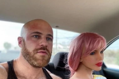 (FOTO) Bodibilder "odlepio"? Odložio venčanje sa seks lutkom, čeka "bolje dane"