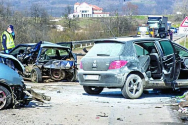Muž i žena poginuli u udesu kod Valjeva! Očevici: Puklo je kao bomba