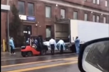 (VIDEO) VILJUŠKARIMA UBACUJU TELA U HLADNJAČE: Ovo su najjeziviji snimci od početka pandemije korone!