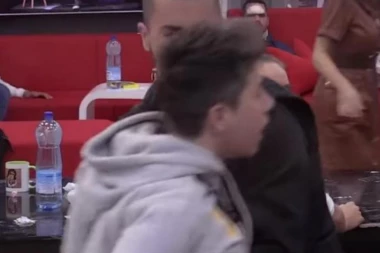 (VIDEO) ŽEŠĆI FAJT! HAOS U SEKUNDI! Matora besna kao ris, skočila na NJU: DRO*O!