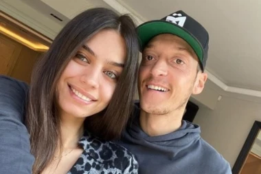 (FOTO) Ozil i lepa Turkinja krili da čekaju bebu, a onda su slikom šokirali svet!