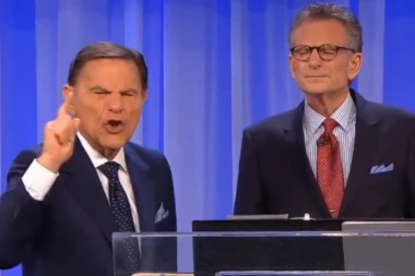 (ŠOK VIDEO) U ime Isusa Hrista, osuđujem te... Osuđujem te KOVID-19! Ovo je najbizarniji snimak dana, TV propovednik se baš uživeo u ulogu