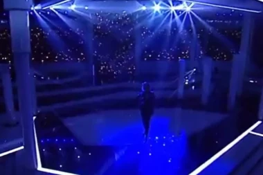 (FOTO) ŠOK! Naša poznata pevačica uhvatila verenika u krevetu sa MUŠKARCEM!