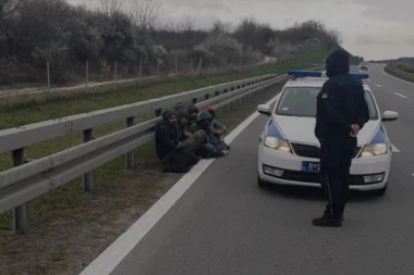 (VIDEO) Pogledajte kako policija hapsi Pakistance na auto-putu Beograd-Niš!