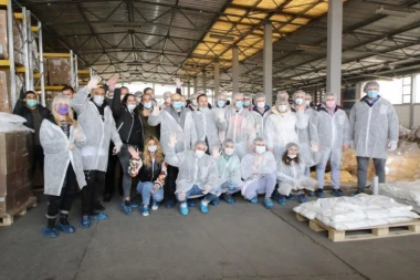 Brojne javne ličnosti volontiraju: Od danas pakovanje i isporuka paketa pomoći penzionerima u Novom Sadu