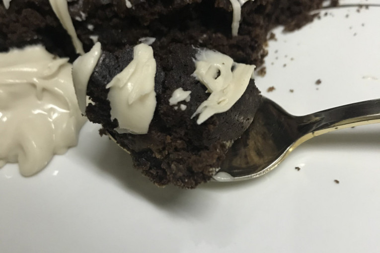 Ukrasite po želji, mi smo koristili beli krem...