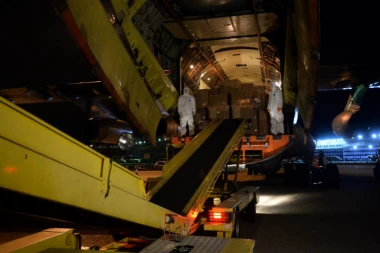 Srbija će sama proizvoditi zaštitne maske: Sleteo avion iz Kine sa medicinskom opremom