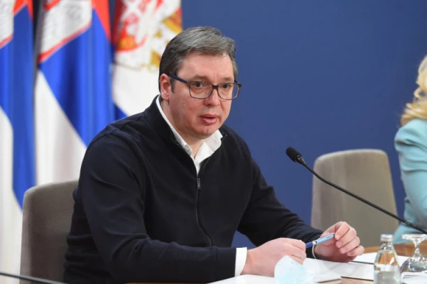 NASTAVAK BOLESNE KAMPANJE! "Danas" Vučića predstavio kao Hitlera! Đurić: Rugaju se žrtvama fašizma