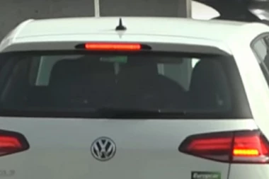 Razmenjuje nežnosti sa piletinom: Dušica se ljubila nasred parkinga, a evo kako izgleda njen novi dečko!