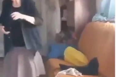 (VIDEO) Urnebesno: Kada je poklon izleteo baka se prepala, a onda ga je pridržala i počela da vitla sa njim