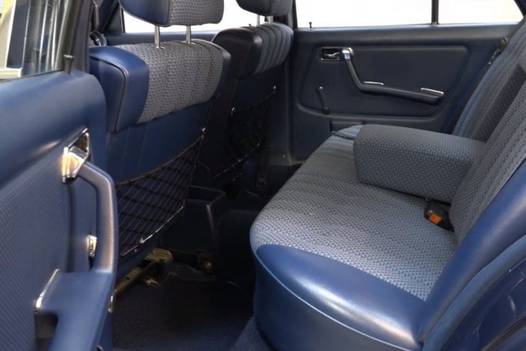 Plavi štof enterijera izgleda prelepo