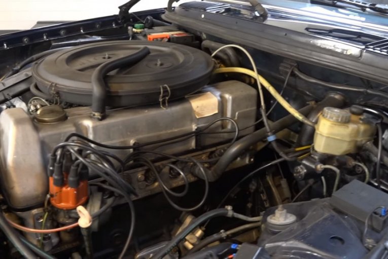 U auto se nalazi njegov originalni motor, redni šestocilindraš zapremine 2,5 litra sa 100 konjskih snaga