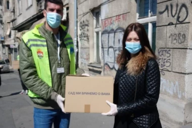 (FOTO) HUMANOST NA DELU: Sportisti Emir Bekrić i Marko Kešelj pridružili se volonterima na Savskom vencu u akciji podele paketa penzionerima!