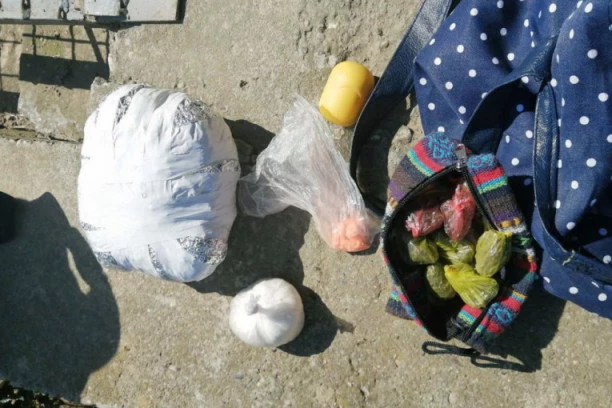 LISICE NA RUKAMA DILERA U ŠAPCU: Policija zaplenila marihuanu, ekstazi, ali to nije najšokantnije!