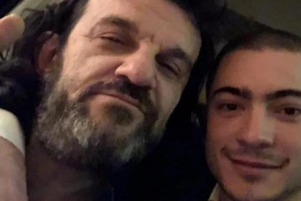 (FOTO) NEDOPUSTIVO! Popularni pevač zgranuo objavom u vreme pandemije: Orgija sa pet golih devojka u krevetu?!