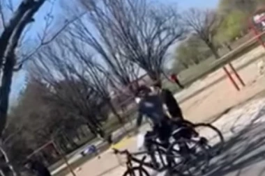 (VIDEO) BEZOBRAZLUK: Park kod "Ušća" pun ljudi, posetioci pokidali trake i masovno se okupljaju