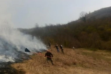 Požar kod Gacka, preti da zahvati šumu