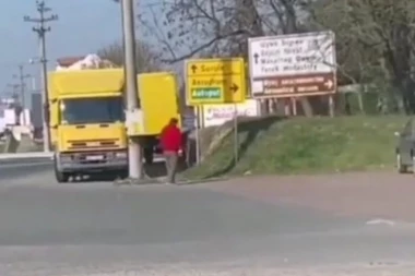 (VIDEO) Novi hit snimak: Pogledajte kako se deka sa štapom krije od policije za vreme zabrane kretanja!