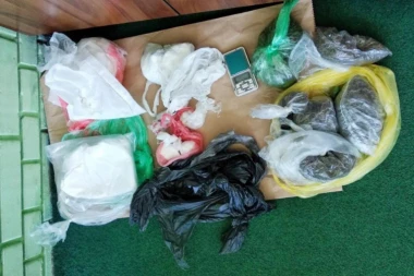 (FOTO) Šetkao se sa torbom punom droge, a onda je ugledao policiju: Određen pritvor dileru iz Novog Sada