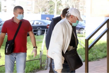 (FOTO) IZBLAMIRAO SE ZA MEDALJU! Poznati folker nije hteo da da 150 din za ležaljku, pa ležao na betonu: Onda se kamuflirao da ga ne prepoznaju!