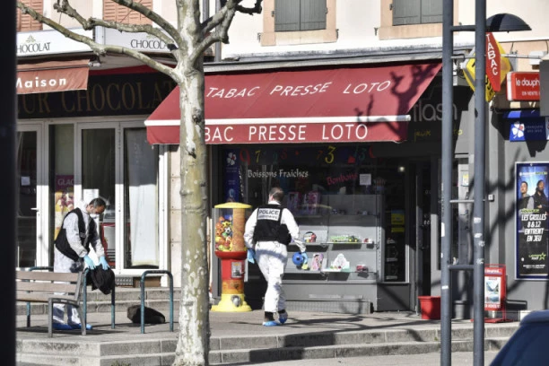 Teroristički napad kod Liona: Sudanac ubio dvoje ljudi, a petoro povredio! Uzvikivao "Alahu Akber"!