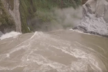 (VIDEO) Nestao jedan od najvećih vodopada na svetu - reku progutao ponor