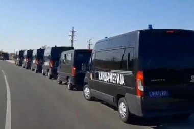 (VIDEO) Veliki broj policajaca u Obrenovcu: Puna ratna oprema za smirivanje migranata