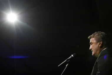 (FOTO) Tiha jeza: Dve ruže i dres za Radomira Antića!