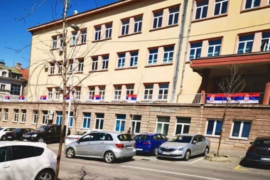 Osvanule srpske zastave na Savskom vencu!