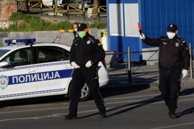 Lola seo u kola bez dozvole da se vozika za vreme policijskog časa! Kazna astronomska