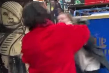 (UZNEMIRUJUĆI VIDEO) Psihopata: Glumac davio obožavateljku nasred ulice, mislio je da ga niko nije video!