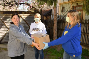 Mozzart i igrači Borca podelili pakete pomoći najugroženijim Čačanima
