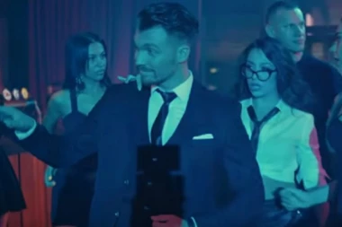 Pa, ovo je hit: Maneken iz spota "Favorito" grupe Hurricane, predaje na RTS-u!