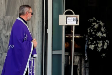 (FOTO) Otišao u legendu u tišini Orlovače: Sahranjen Miša Tumbas!