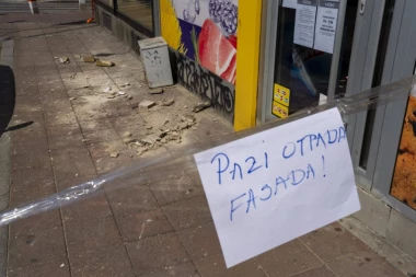 (FOTO) Užas u Beogradu: Deo fasade pao ženi na glavu i naneo joj teške povrede!