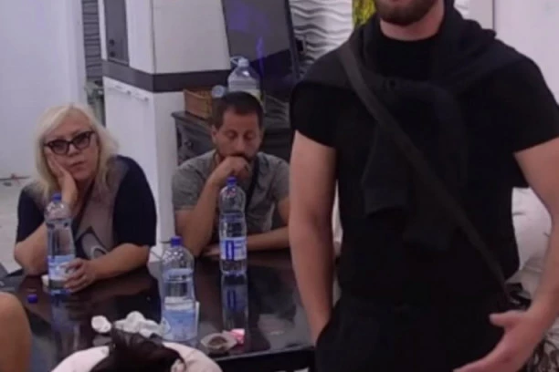 (VIDEO) ZGRANUĆETE SE! Nećete verovati koja ZAUZETA DEVOJKA se nabacuje Mensuru u toaletu, kad misli da ih niko vidi!