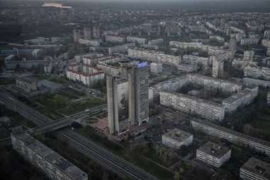 GORI GARAŽA ZGRADE ''GENEKS''! Buknuo požar PO DRUGI put danas, vatrogasci se bore sa vatrenom stihijom! (FOTO)