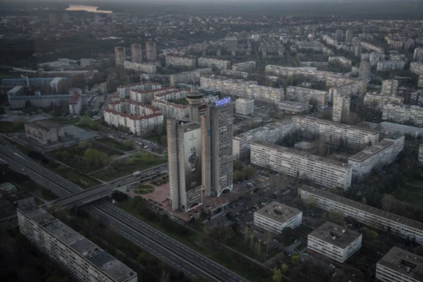 STANARI KULE NOVOG BEOGRADA ŽIVE U STRAHU: Strepe od požara ili da će im nešto pasti na glavu zbog KOMŠIJE