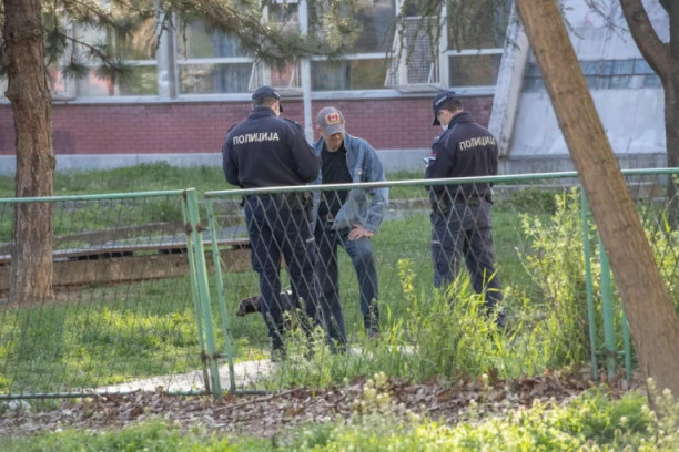 UŽAS! Igrajući se, deca pronašla BOMBU kod kasarne